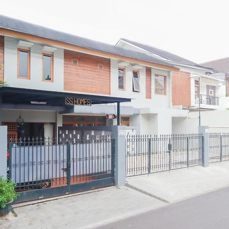 Oyo 2196 Ss Homes Джакарта Экстерьер фото