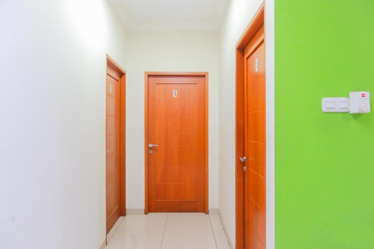 Oyo 2196 Ss Homes Джакарта Экстерьер фото